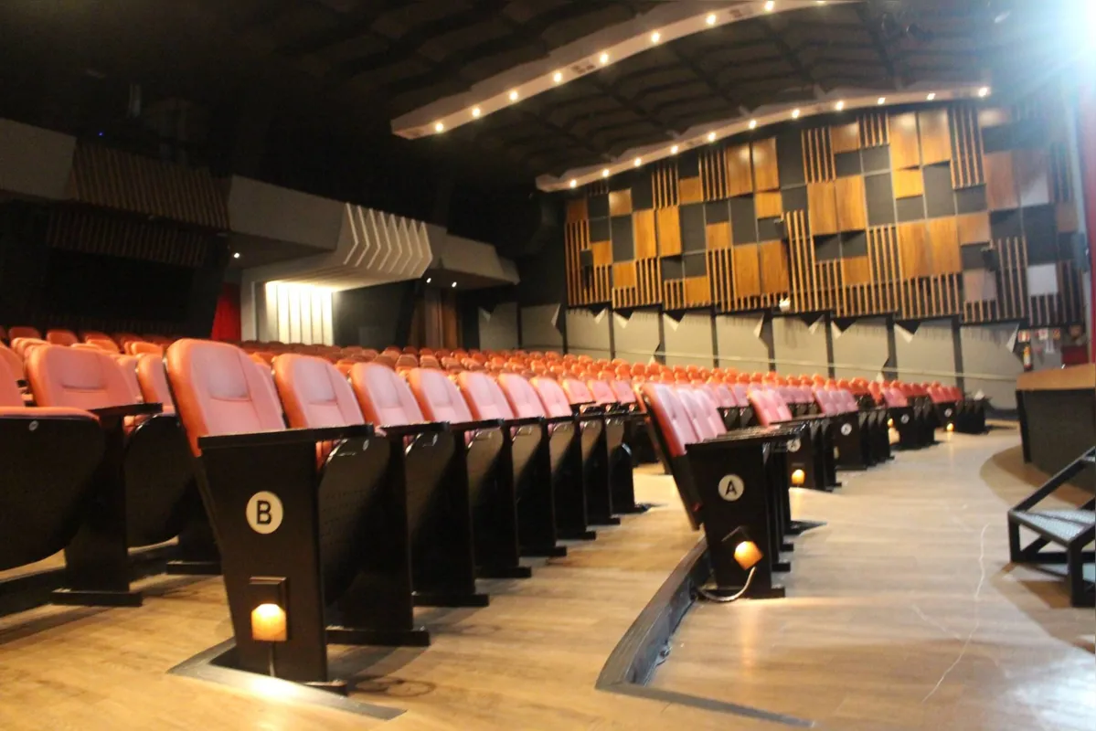 Imagem ilustrativa da imagem Com público pequeno e fiel, cinemas de ruas resistem em Londrina