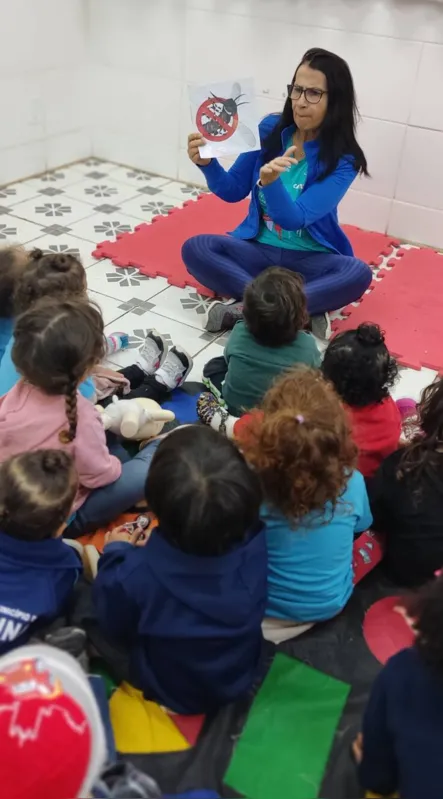 "Já realizamos caminhadas em volta da quadra da escola para distribuir panfletos para conscientizar os moradores", conta Rosie Mattos, professora do CMEI Yolanda Salgado Vieira Lima