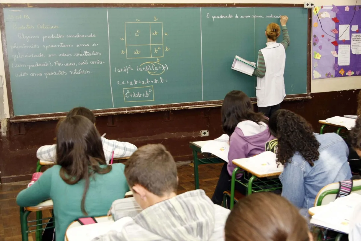Paraná vai realizar concurso destinado a professores para a Rede Pública: remuneração é de R$ 1.951,66 mais benefícios