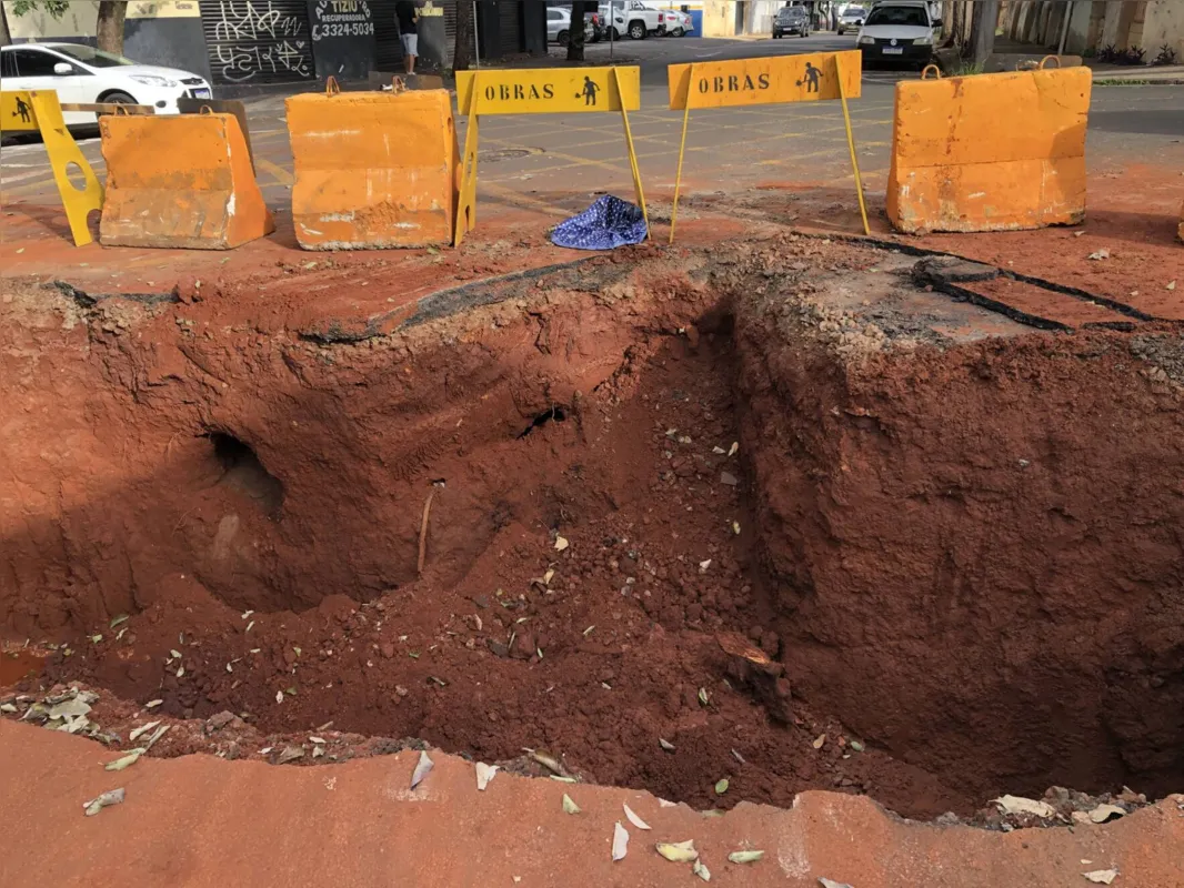 Imagem ilustrativa da imagem Conserto de galeria pluvial interrompe trânsito no centro de Londrina