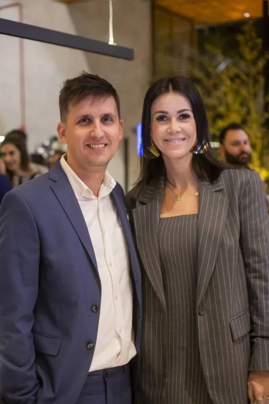 O arquiteto Bruno Montosa, que assina o elogiado projeto da nova central de relacionamentos, e a esposa, Ana Carolina