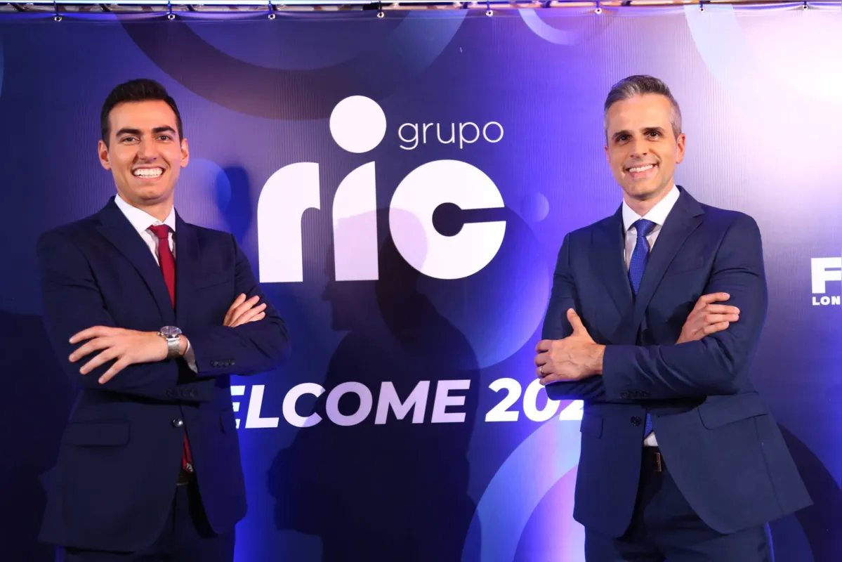 Os apresentadores Vinicius Buganza, que comanda o “Cidade Alerta” e Gustavo Parra, que está à frente do “Balanço Geral”