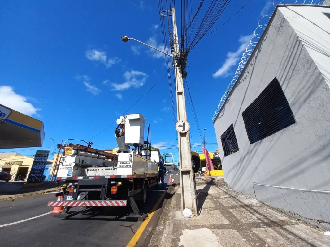 Imagem ilustrativa da imagem Copel vai retirar fiação irregular de 3,7 mil postes em Londrina