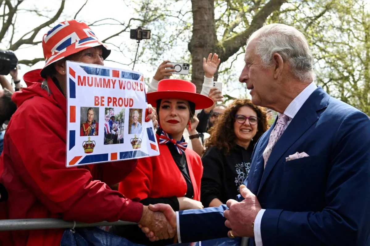 o rei Charles III encontra fãs da realeza nas proximidades do Palácio de Buckingham