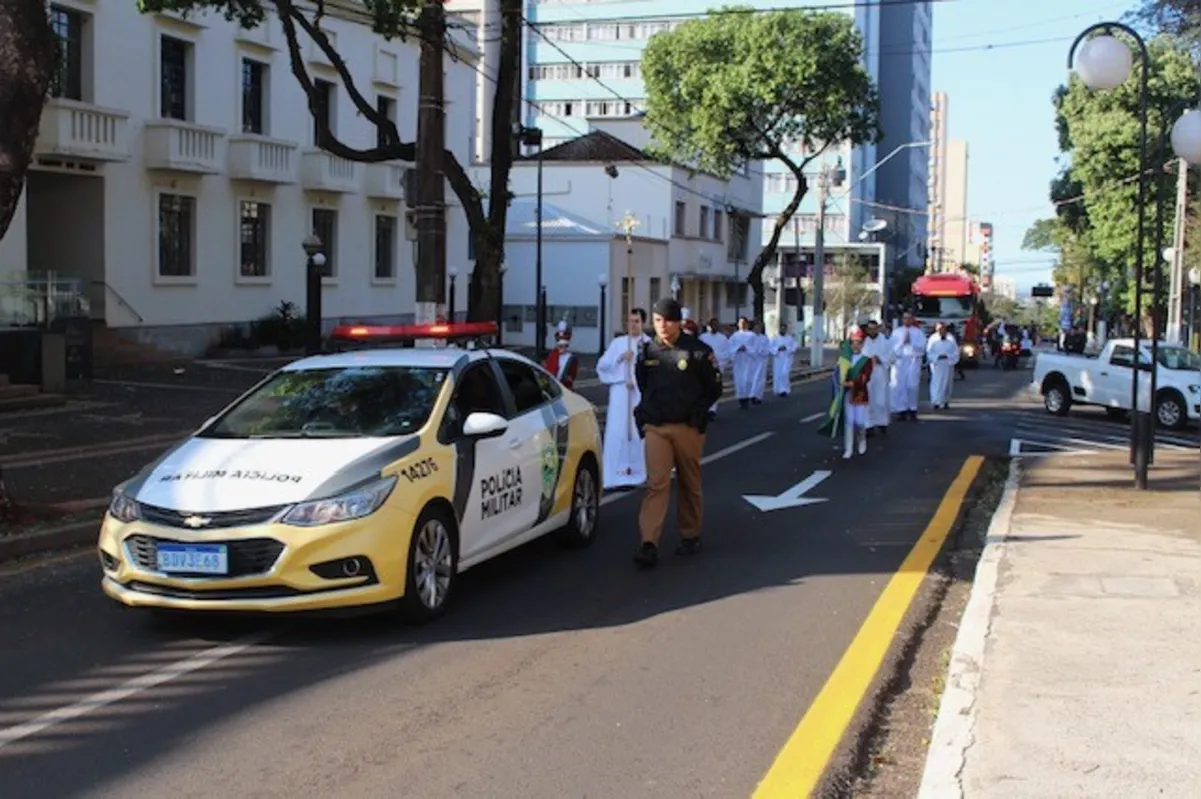 Cortejo fúnebre conduz o caixão com o corpo de dom Geraldo Majella Agnelo à Catedral de Londrina