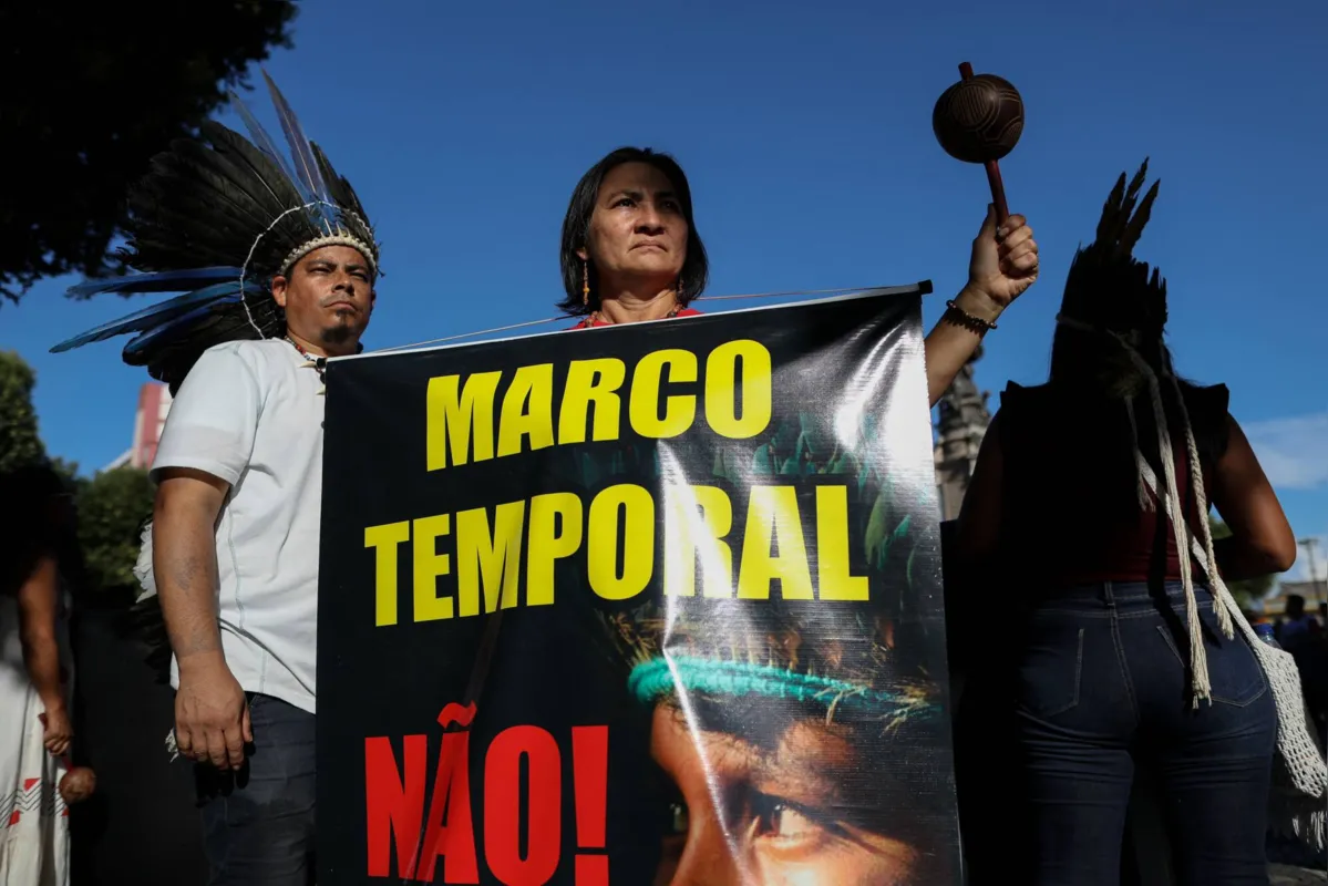O texto diz que os indígenas têm direito apenas às terras ocupadas até a promulgação da Constituição de 1988
