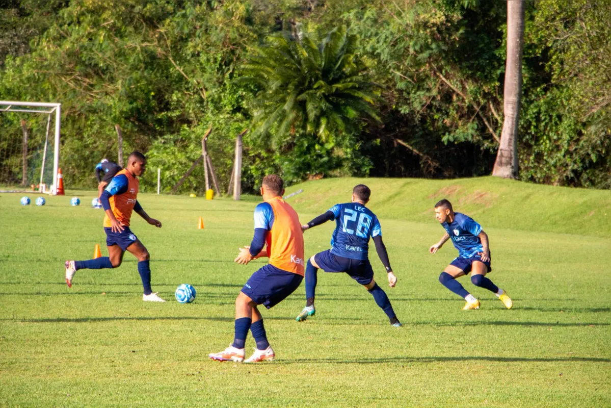 Jogadores do Londrina treinam para o jogo de domingo contra a Chapecoense