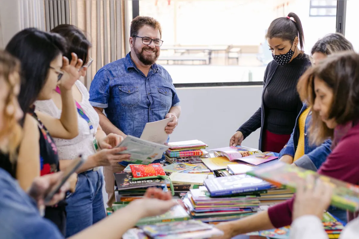 Geraldo Aparecido Bento, diretor da Escola Municipal Machado de Assis: gratidão pelos 420 livros recebidos através de doação