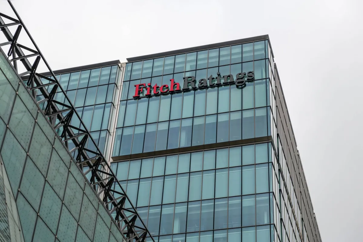 Segundo a Fitch, a decisão reflete um desempenho macroeconômico e fiscal melhor que o esperado e a agenda de reformas