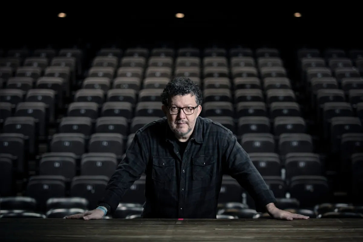 Paulo de Moraes: " “O que mais me aproximou de Neva foi uma questão proposta na peça: pra que serve o teatro?"