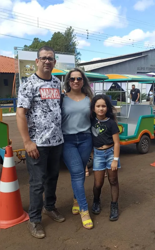 Sofia, 8 anos, companhia dos pais Ivair e Angelita: "Sabemos da importância das tradições"