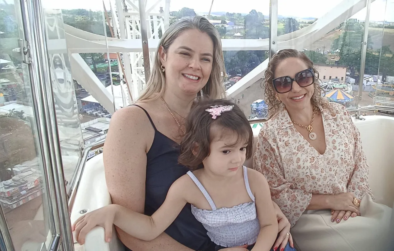 Márcia Hec, 4 anos: primeira vez na roda-gigante na companhia da mãe e da madrinha