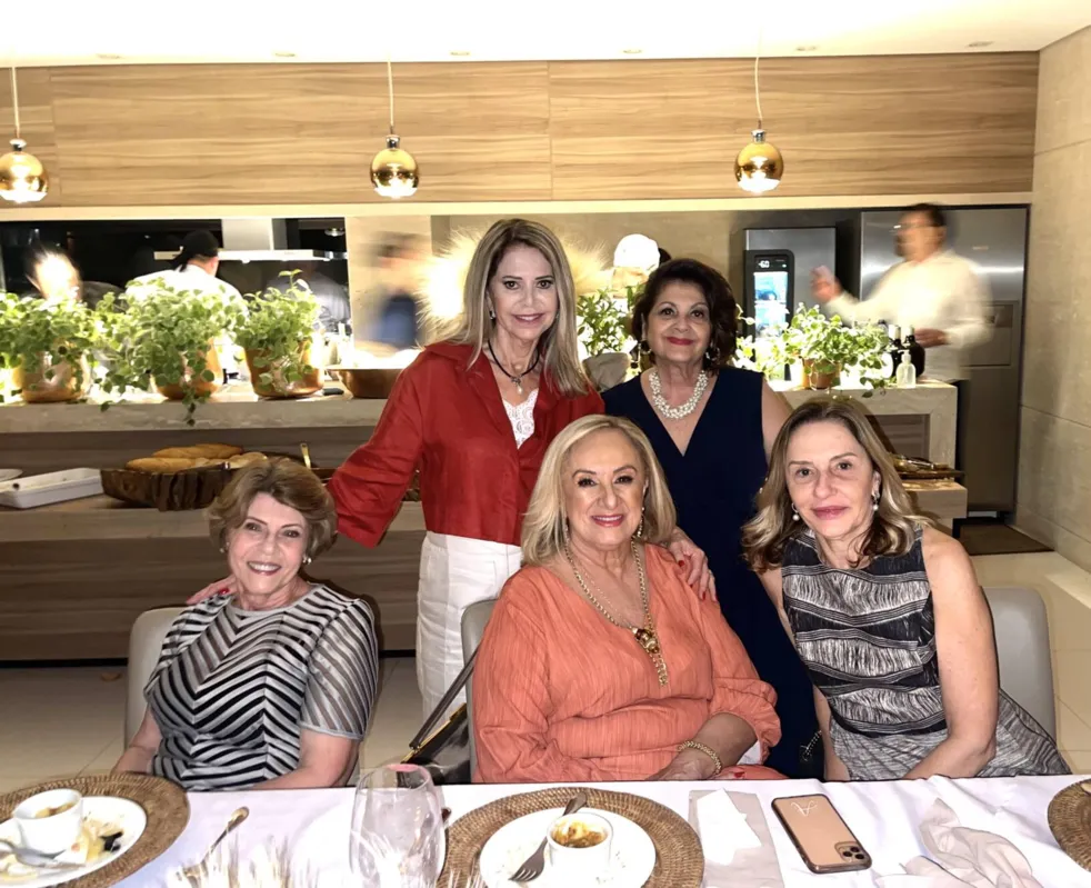 Cecília Fabiano, a aniversariante Silvia, Ângela Marçal, Margareth Villari e Bibiana Pedalino
