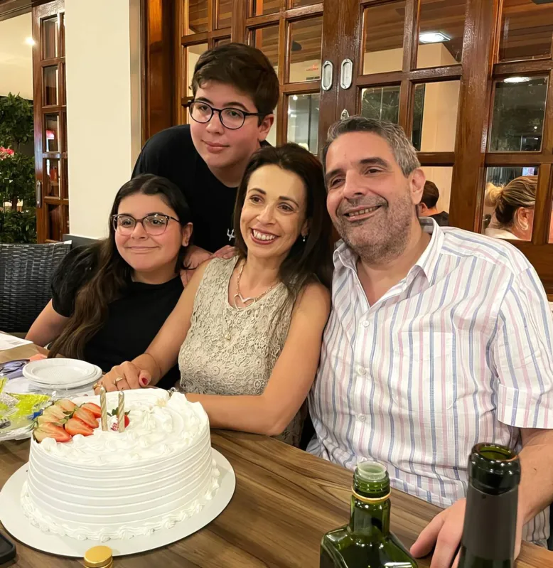O casal de aniversariantes com os filhos Julia e Antônio