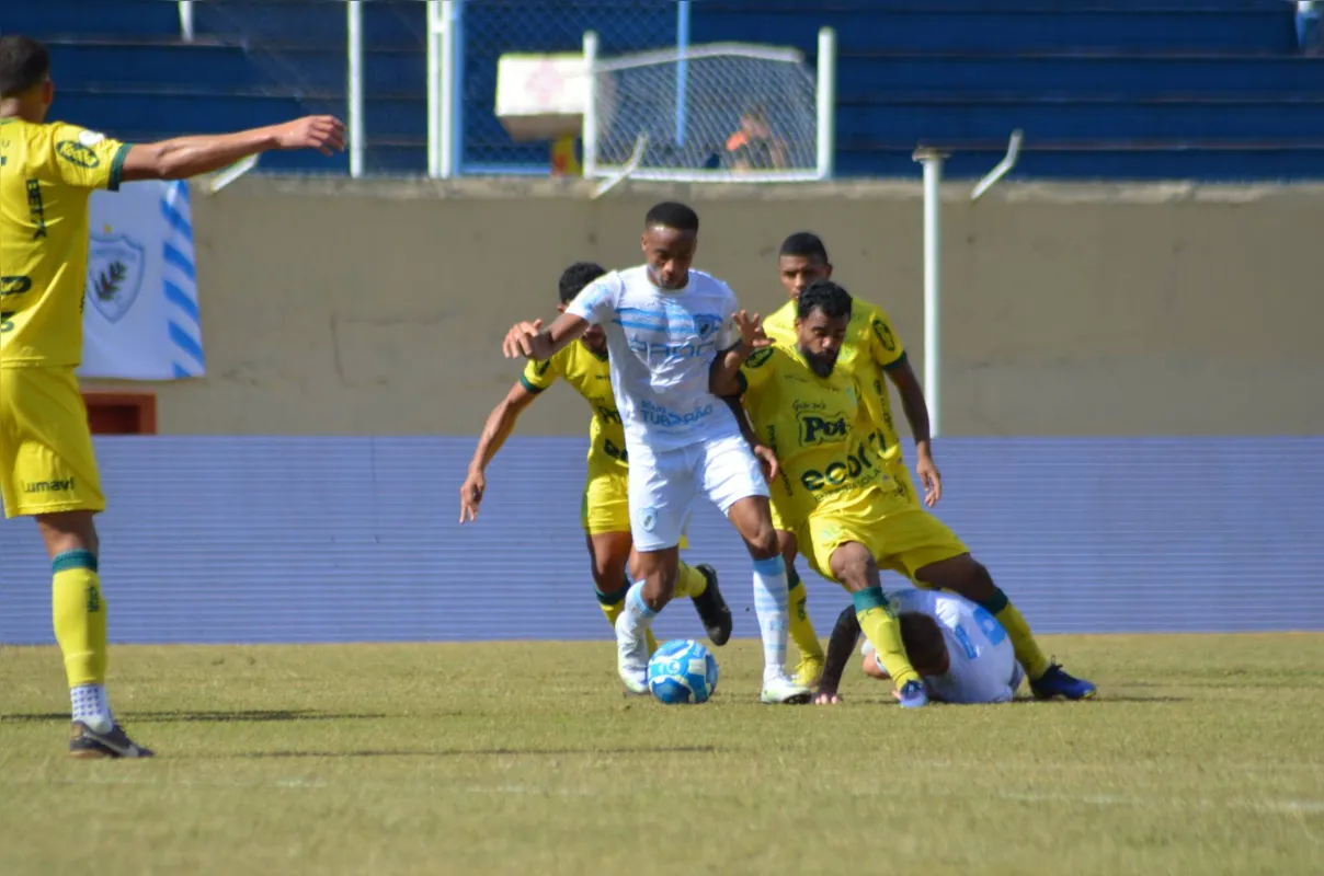 Clinton jogou isolado no ataque e o Londrina praticamente não ameaçou o gol do Mirassol