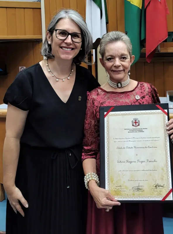 A Reitora da UEL, Marta Fávaro, com a homenageada