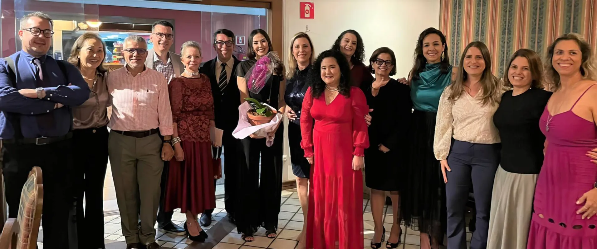 Edina e seus orientandos: Fernando Peres, Marcia Teshima, José Francisco Quaresma, Roberto Santos, (Edina Panichi), Marcelo Silveira, Eva Cristina Francisco, Lívia Oliveira, Susana Romero, Letícia Storto, Nelia Batisti, Paula Ozidoro, Mariana Delecrode, Rosemeri Machado e Cláudia Albuquerque