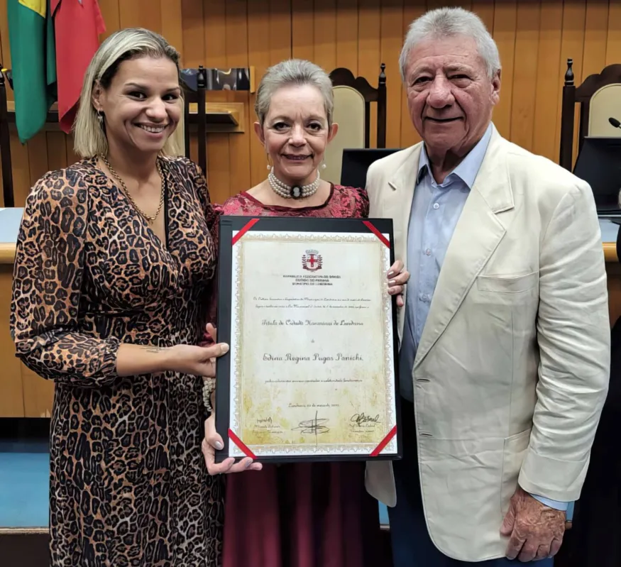 A cidadã Honorária ladeada pela filha Maria Angelita, e pelo marido Antonio Carlos Panichi.