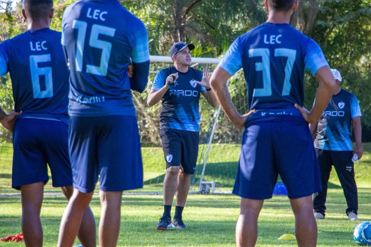 Eduardo Souza comandou o seu primeiro treino no LEC: treinador acredita em rápida recuperação do Tubarão na Série B