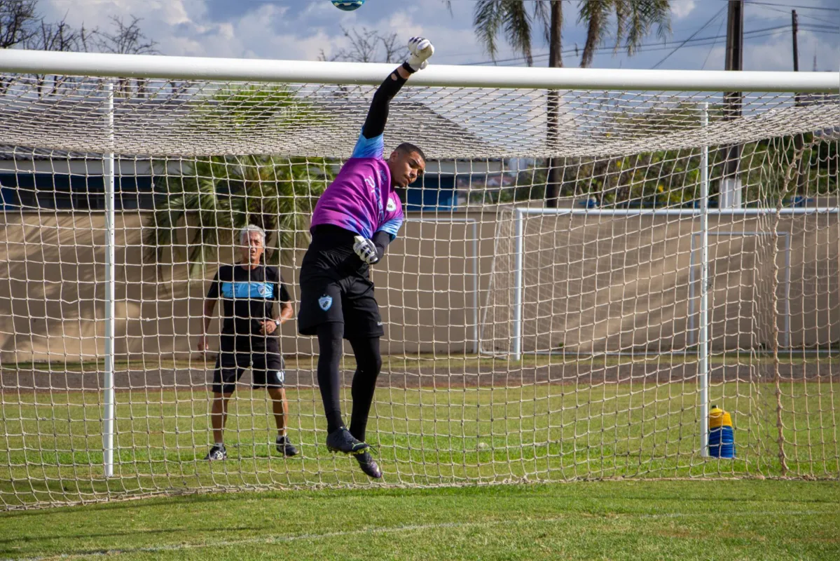 Aos 19 anos, Neneca pode ganhar a titularidade do LEC diante do Guarani, clube onde seu pai foi campeão brasileiro