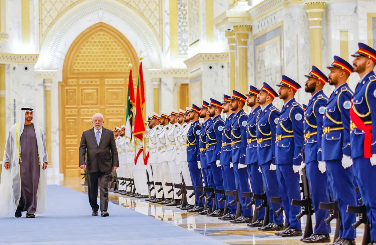 O presidente Lula é recebido pelo
presidente dos Emirados Árabes Unidos e Emir de Abu Dhabi, xeique
Mohammed bin Zayed Al Nahyan