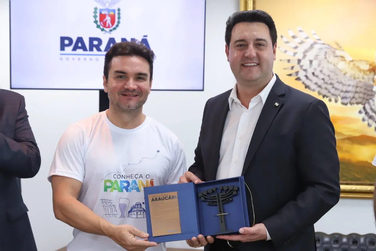 O ministro do Turismo,  Celso Sabino, e o governador Ratinho Junior, no Palácio do Iguaçu