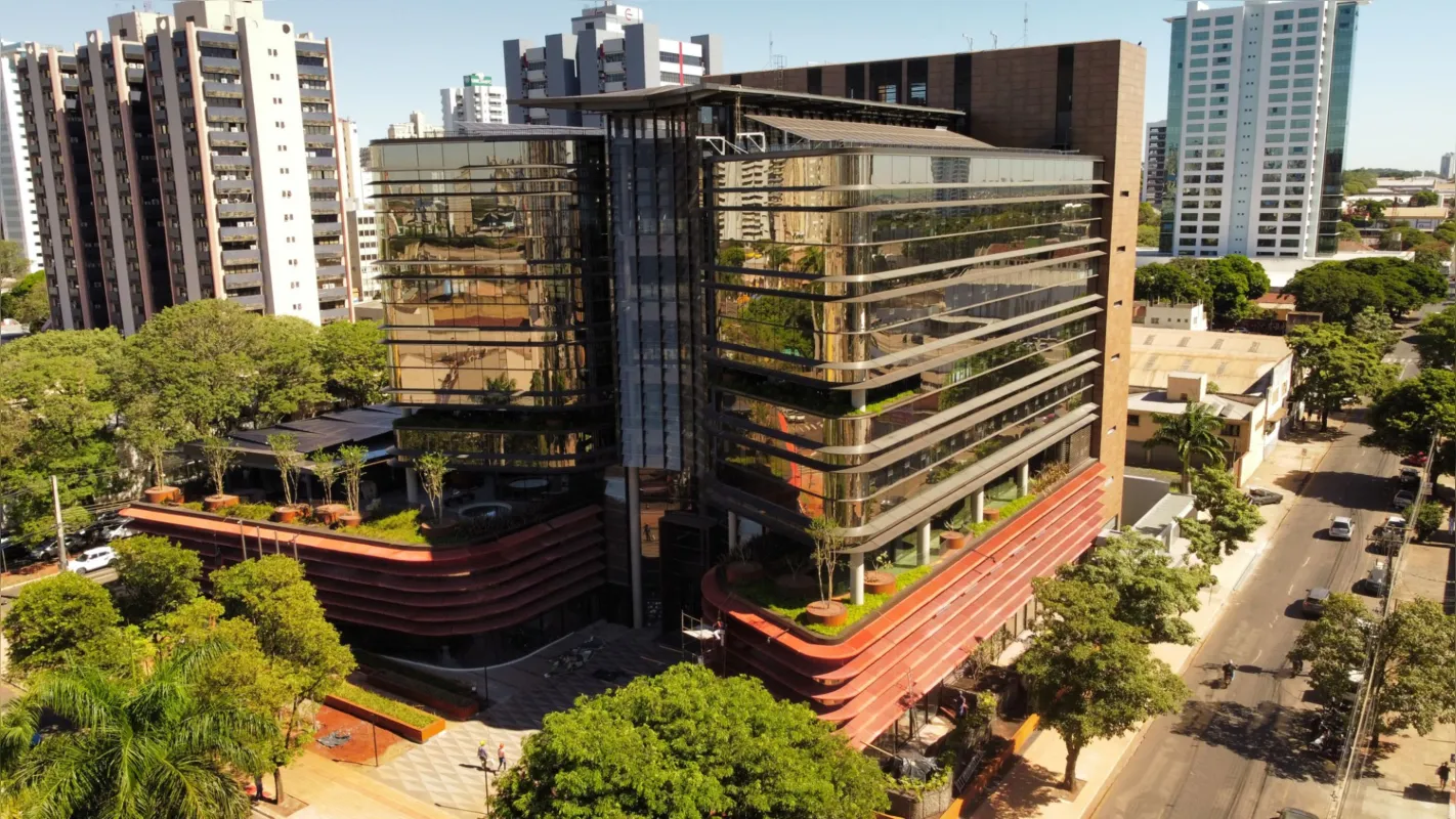 Edifício composto por duas torres divididas por um átrio central destaca- se pela beleza e pela tecnologia