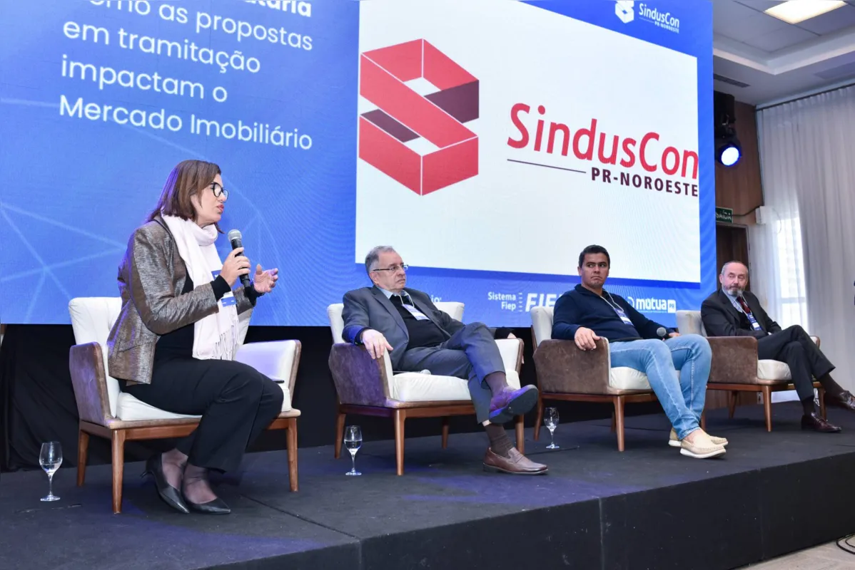 Celia Catussi com o presidente da Câmara Brasileira da Indústria da Construção, José Carlos Martins, o deputado federal Diego Garcia e Dr. Leonardo Sperb de Paola,  presidente do Instituto de Políticas Fiscais e Reforma Tributária