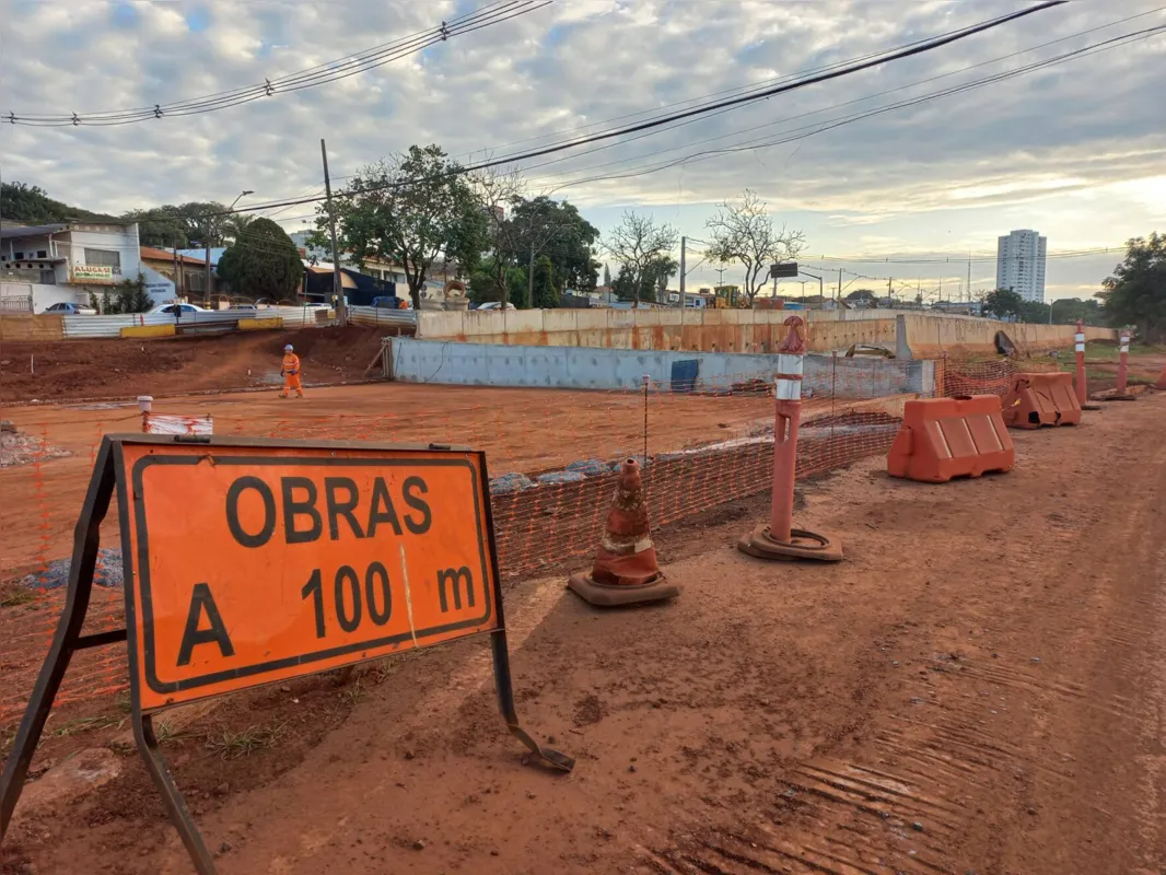 Construtora justifica o pedido de prazo citando as "chuvas não previsíveis", inconsistências em alguns projetos e o volume expressivo de pedra bola