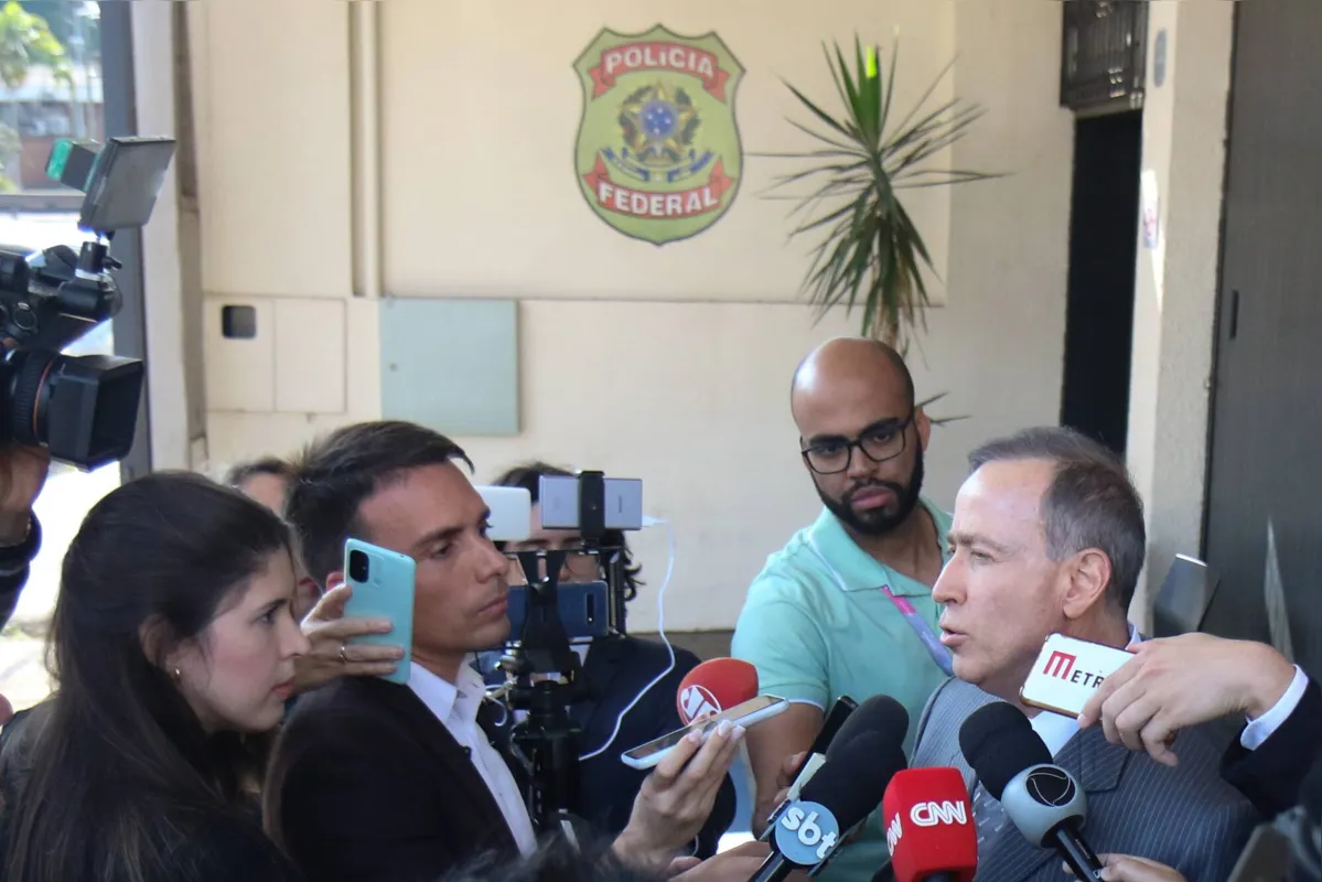 O advogado Ralph Tórtima Filho em entrevista em frente à PF, nesta terça, em Piracicaba (SP): ele defende casal acusado de hostilizar ministro do STF no aeroporto de Roma
