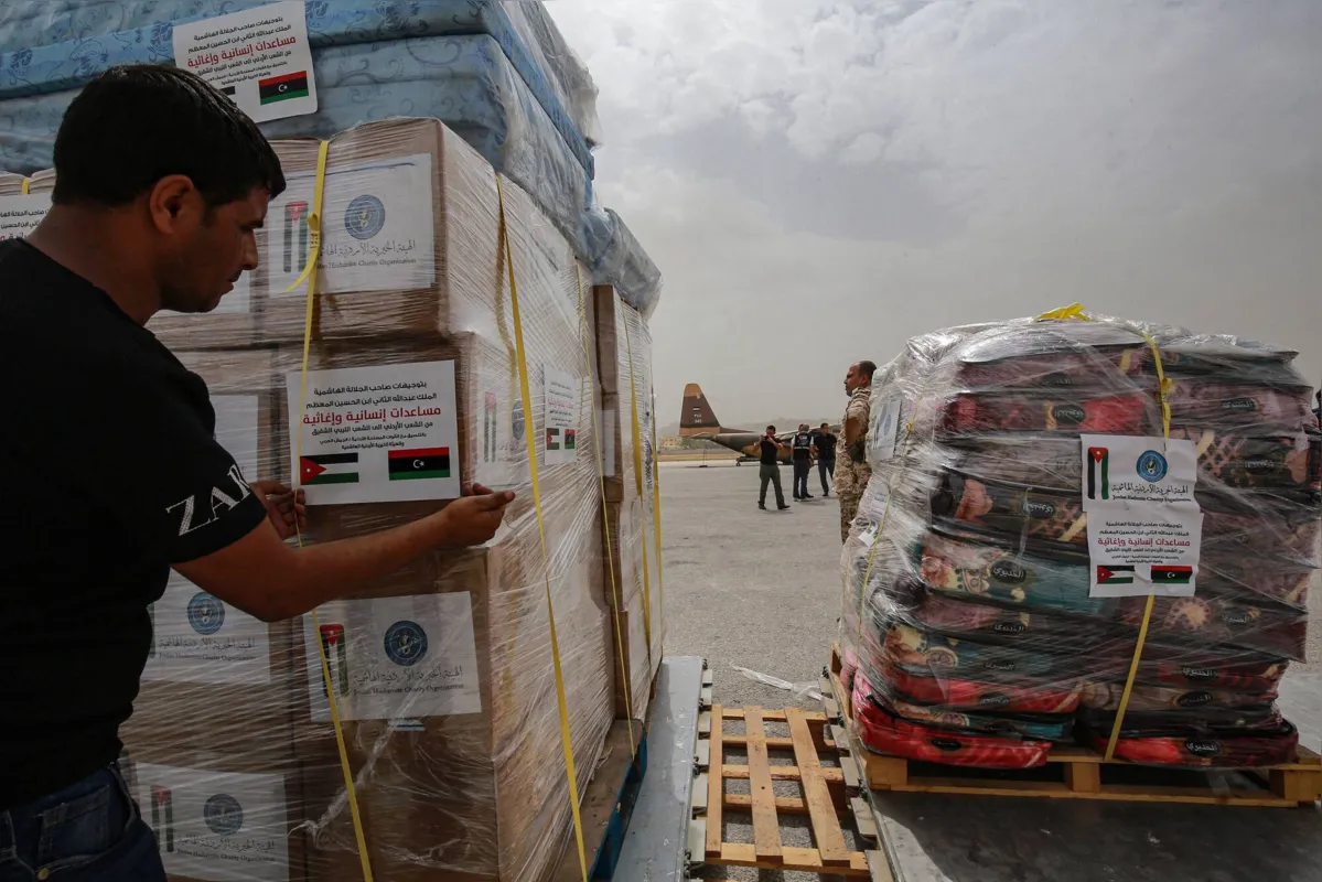 Soldados se preparam para carregar um avião militar jordaniano com ajuda humanitária para a Líbia, no aeroporto militar de Marka, em Amã