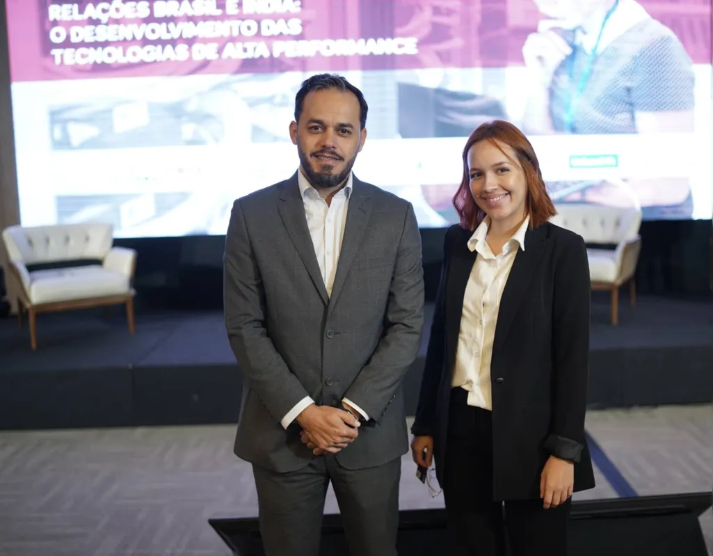 O painelista Francisco Davi Junior e Marina Cardoso, analista sênior de marketing da TCS