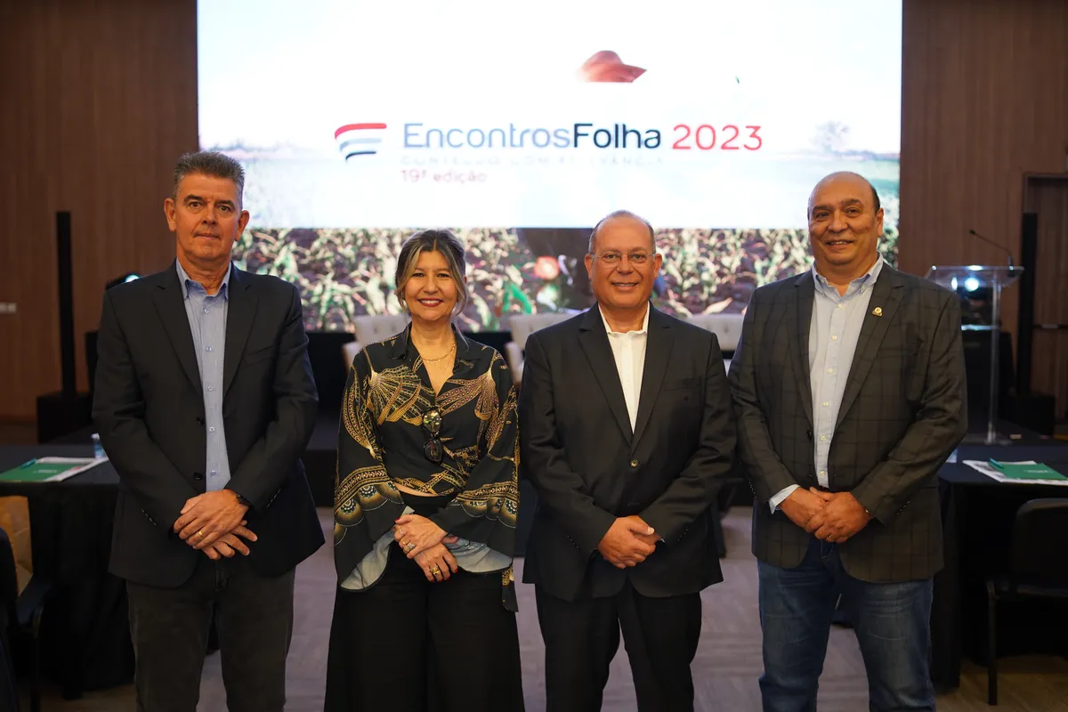 O superintendente do Grupo Folha de Londrina, José Nicolás Mejía, entre os painelistas João Bosco de Souza Azevedo, Isabel Regina Flores Carneiro e Marcelo Janene El-Kadre
