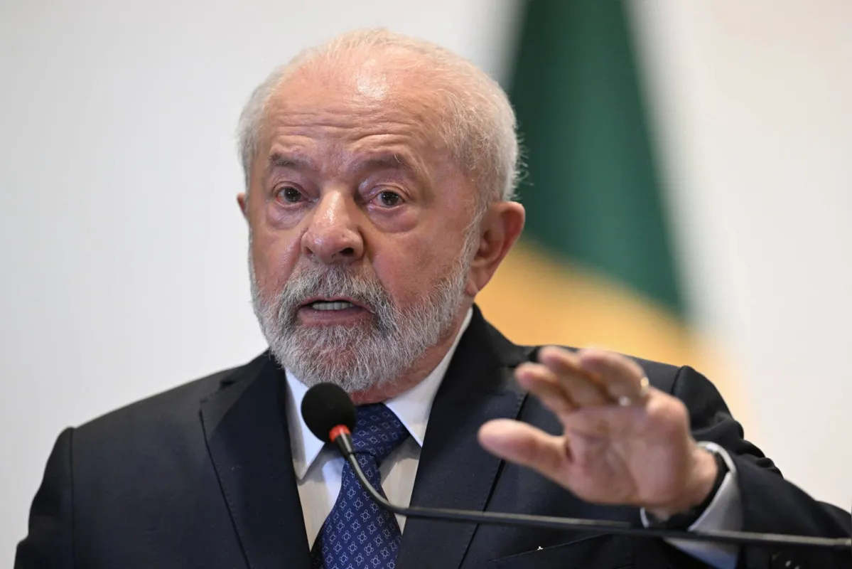 "Não existe explicação aceitável para que a taxa de juros esteja em 13,75%. Não temos inflação de demanda no Brasil", criticou o presidente Lula