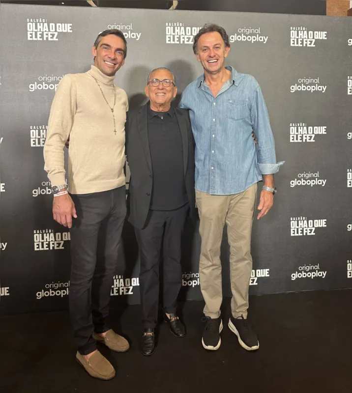 Galvão Bueno entre os campeões olímpicos e ídolos do vôlei Giba e Carlão