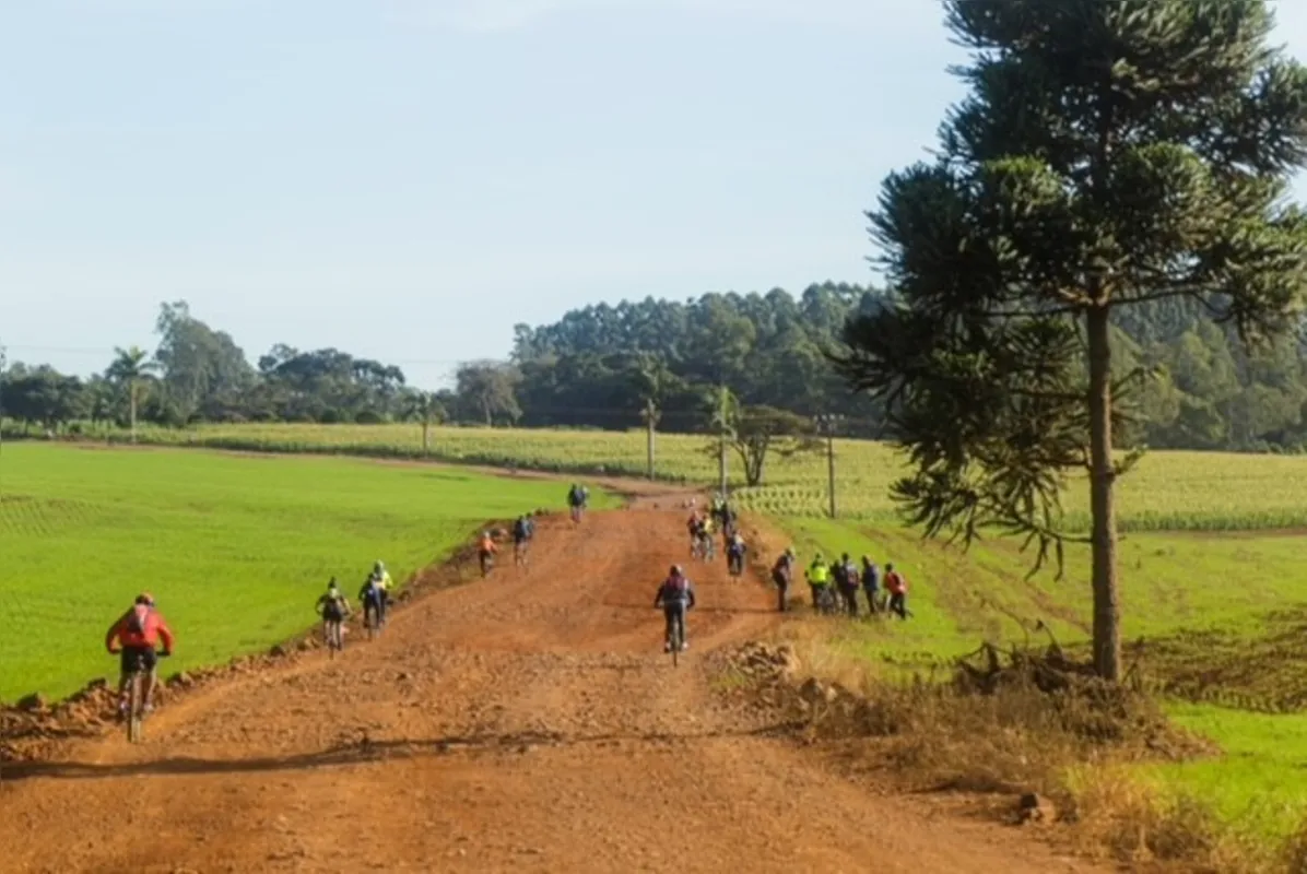Ciclistas pedalaram 120 quilômetros, maior parte deles pela área rural