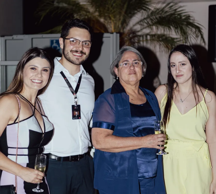 Fernanda Coppini e Lucas Araújo com clientes JH Palhano: o empreendimento é a primeira casa On Demand – por assinatura - em Londrina com o lifestyle Housi