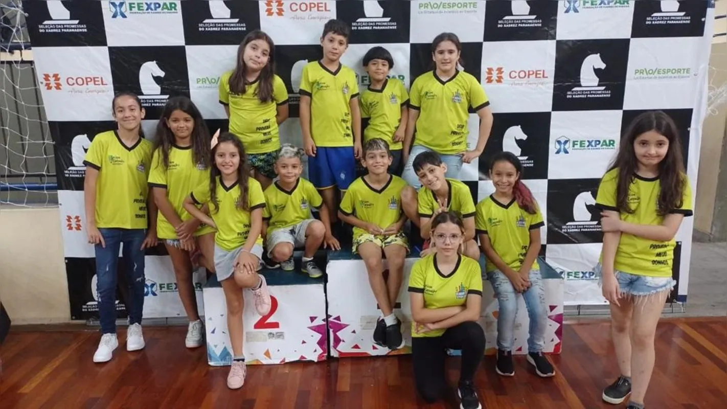 A equipe formada por Yasmin, Lara, Helena Ramos, Luiz Renato, Eduardo, Helena Bianchi, na frente: Ana Julia, Davi, Henzo, Pedro Lucas, Ana Laura, Maria Isabelly e Lavínia
