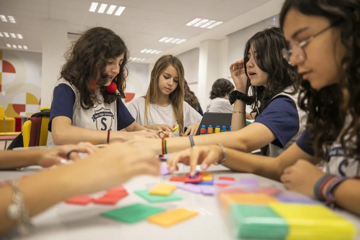 Metodologia por meio das Oficinas de Aprendizagem, aplicada no ensino bilíngue e com abordagem STEAM, é um dos diferenciais da Escola Sesi de Referência Internacional.