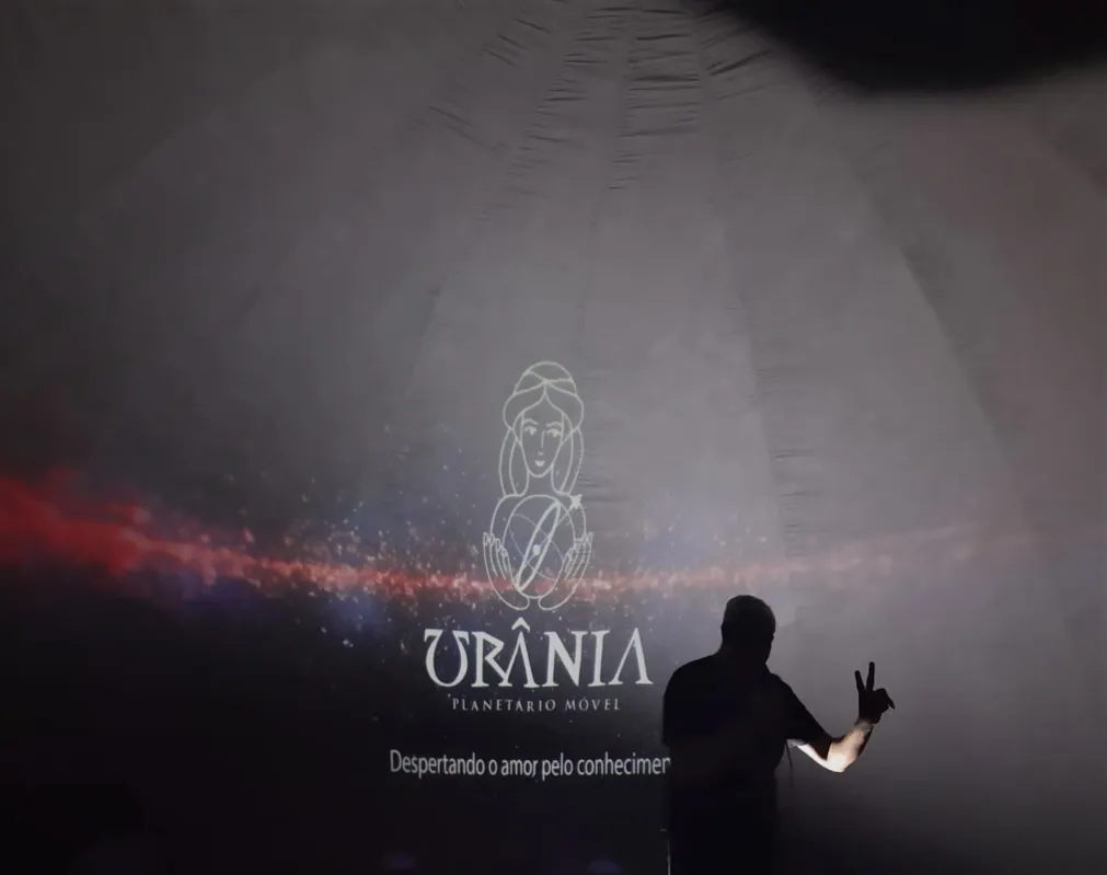 Rogério Bortoloto, um dos organizadores do Urânia Planetário Móvel, apresentando o projeto para as crianças dentro da cúpula
