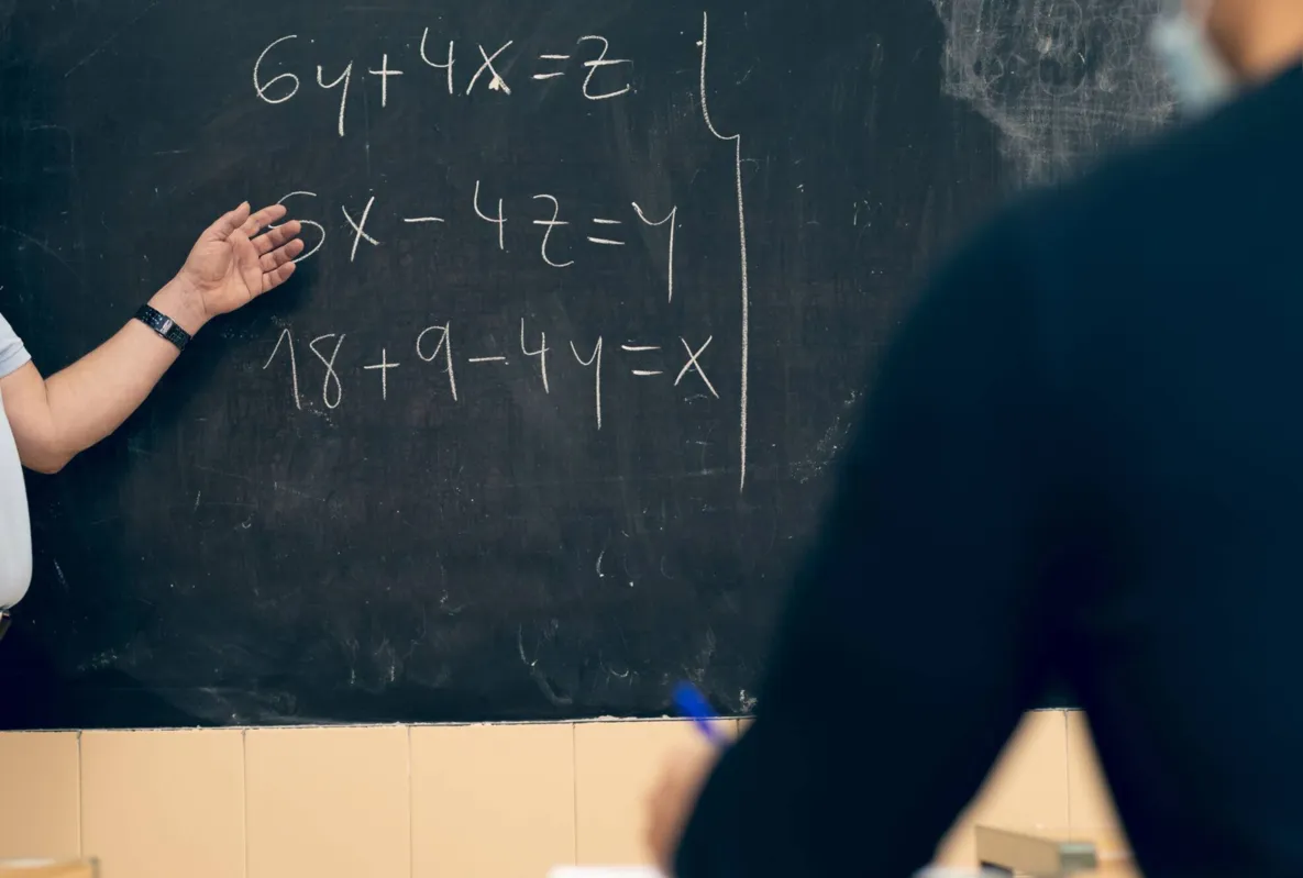 O relatório da FCC, elaborado em parceria com a associação D³e (Dados para um Debate Democrático na educação) e o Itaú Social, propõe o número de 210 alunos por professor, levando em consideração os outros países estudados