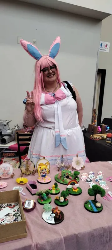 Mayara Regina Leonard, de Maringá, veio mostrar a paixão pela Sylveon, da franquia Pokémon