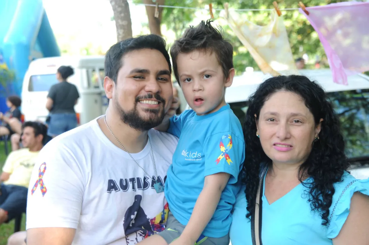 Joceli, o filho Luan Benavenuto e o neto Felipe, que tem TEA: "A gente entra no mundo dele"