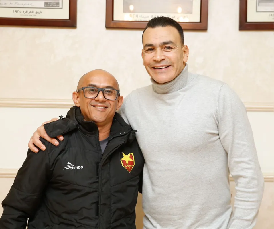 Joilson Amorim no Sudão ao lado do ex-goleiro Hadary, da seleção do Egito