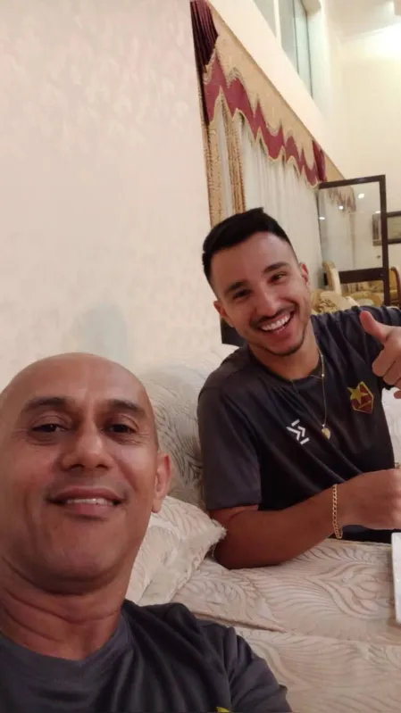 Joilson e o meia Matheuzinho, ex-Vila Nova, um dos jogadores que atuam no Al-Merreikh