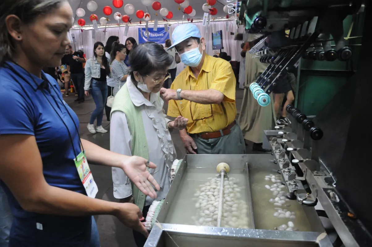 Visitantes conhecem a produção do bicho-da-seda: atração da Expo Japão