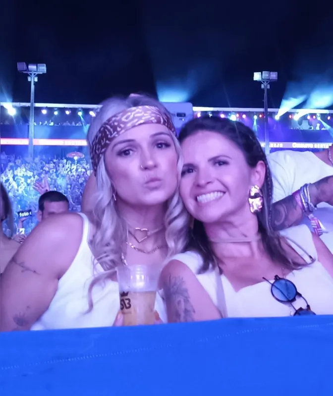 Fãs assumidas, Helaine Brazão Vicentini e Valkiria Lourenço Fernandes Silva ficaram na primeira fila