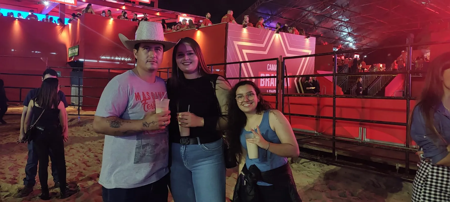 Nicolas, a namorada Estela e uma amiga:  preferência é mais pelos shows do que pela Feira