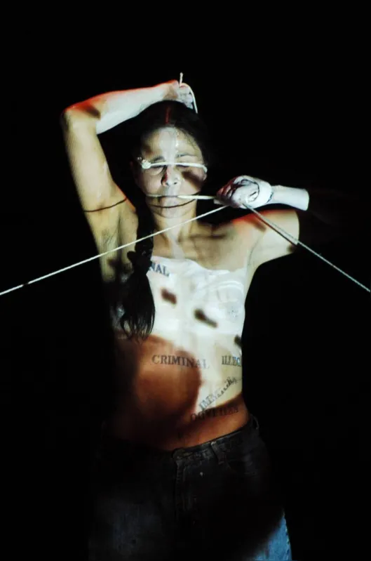 Violeta LUna: performance política expõe as feridas e acriminalização do imigrante mexicano nos EUA