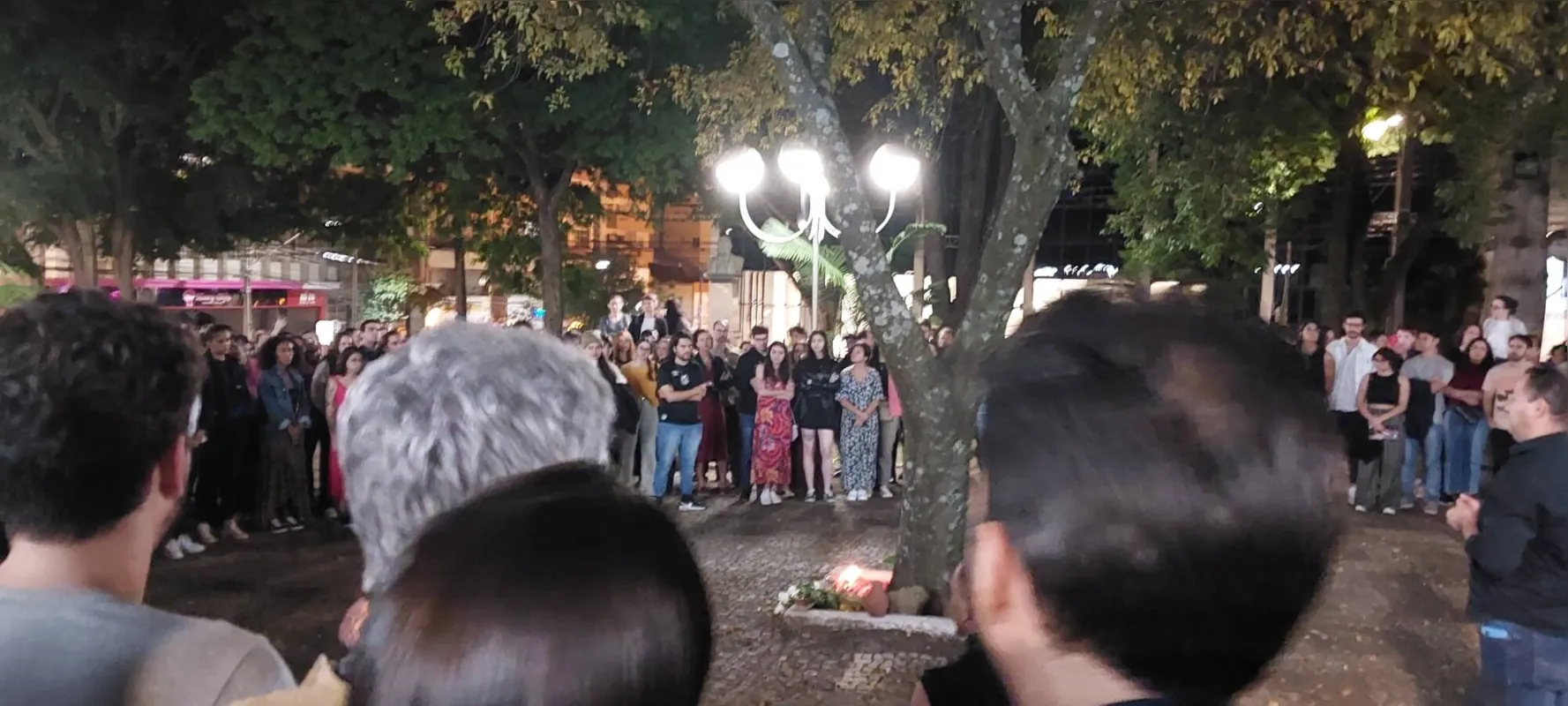 Grupo O Bonde tira o público do teatro e termina o espetáculo embaixo de árvore, na praça em frente ao Ouro Verde